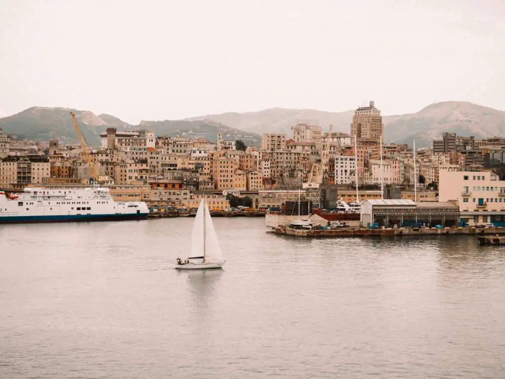 Blick auf Genua bei der Ausfahrt aus dem Hafen