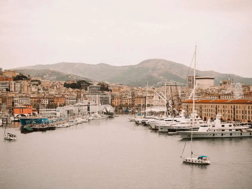 Blick bei der Ausfahrt aus dem Hafen von Genua