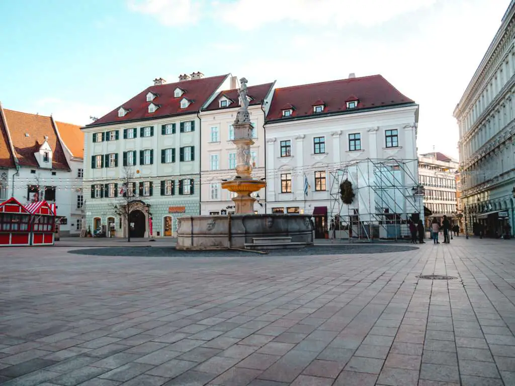 Hauptplatz Bratislavas mit dem Maximilianbrunnen