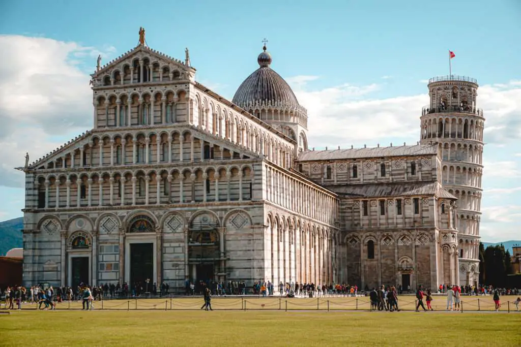 Blick am Piazza dei Miracoli zum Schiefen Turm von Pisa