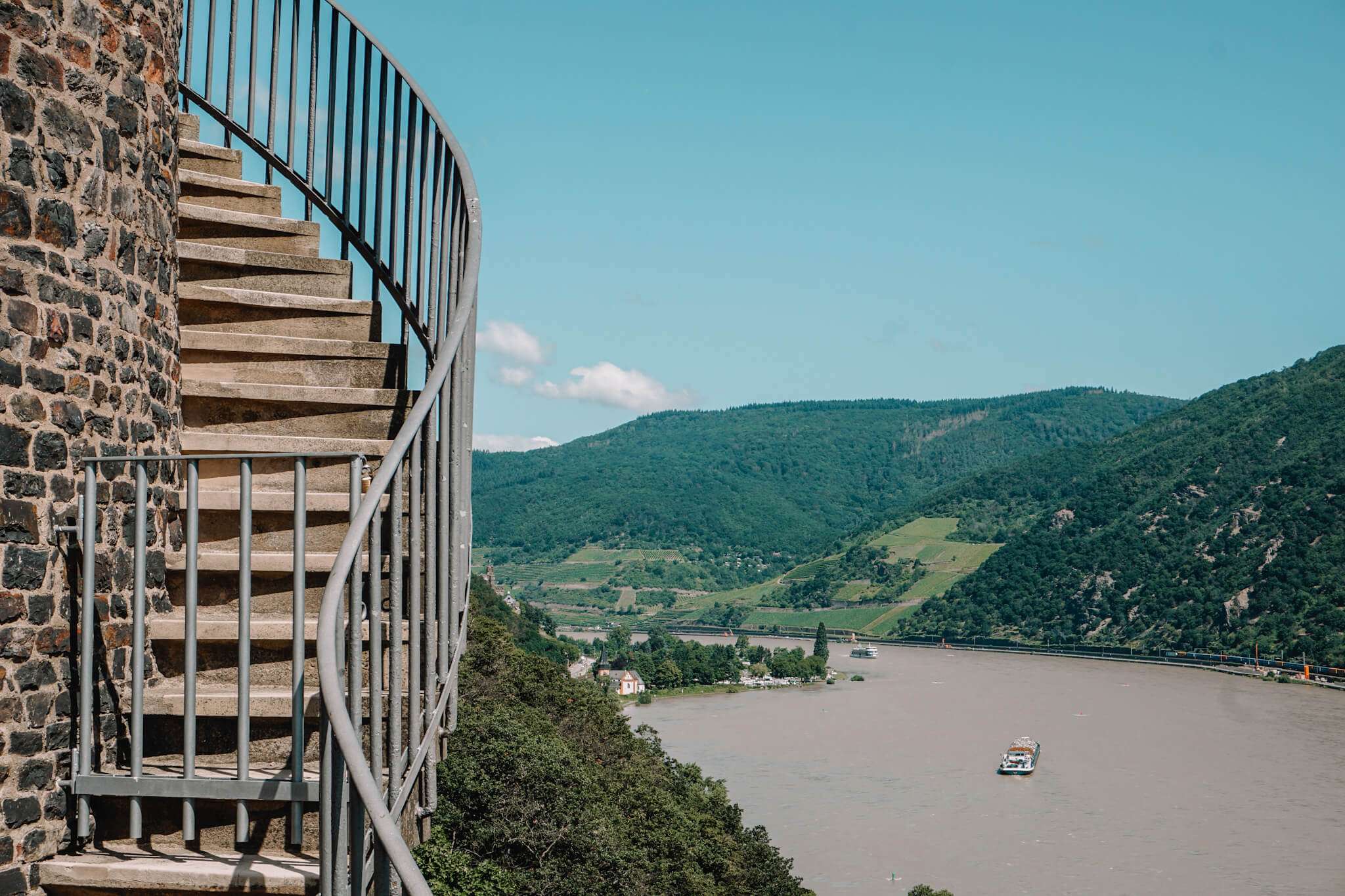 Burg Rheinstein - Ausblick mit Treppe