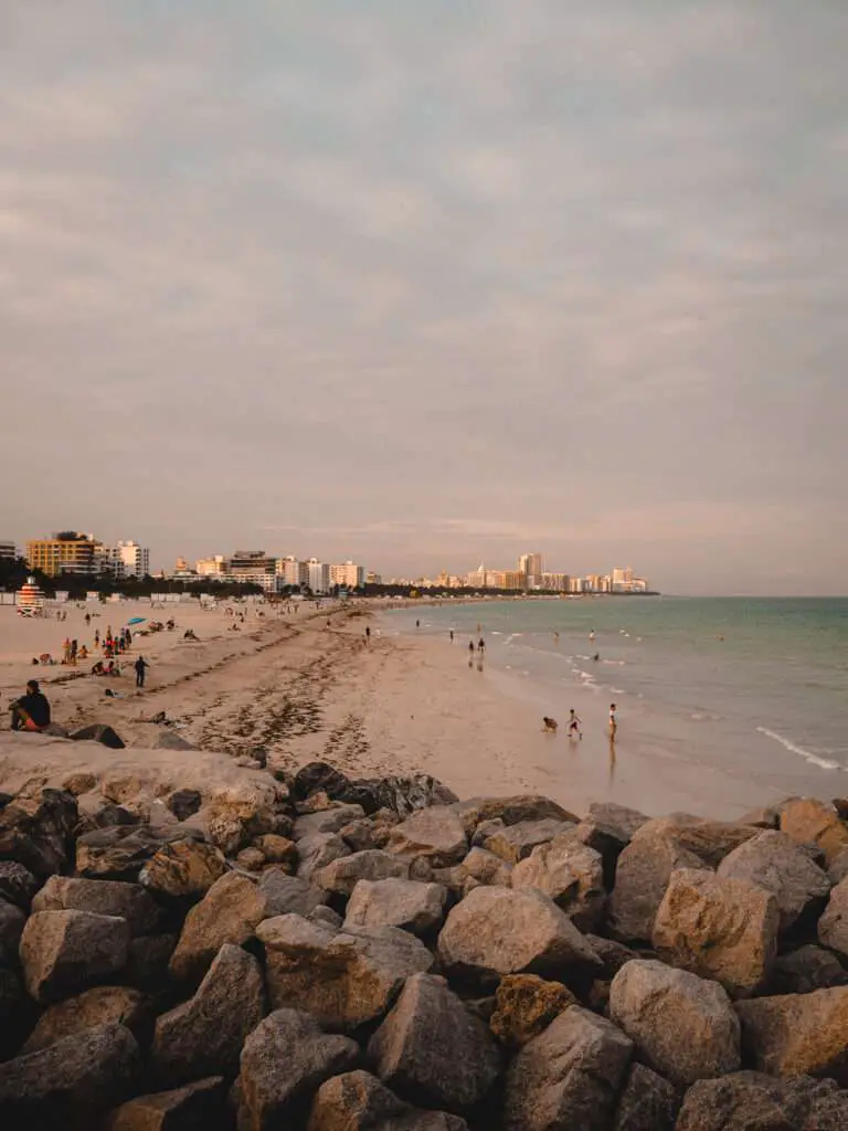 Blick auf Miami Beach von South Pointe Park Pier