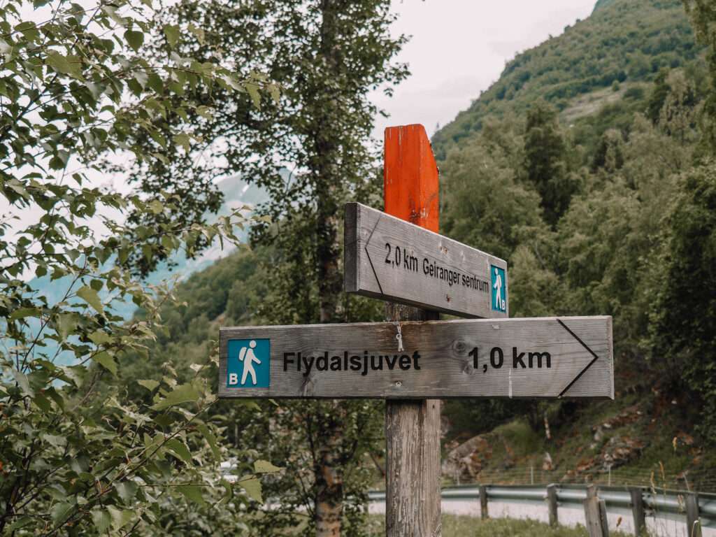 Wegweiser zum Flydalsjuvet