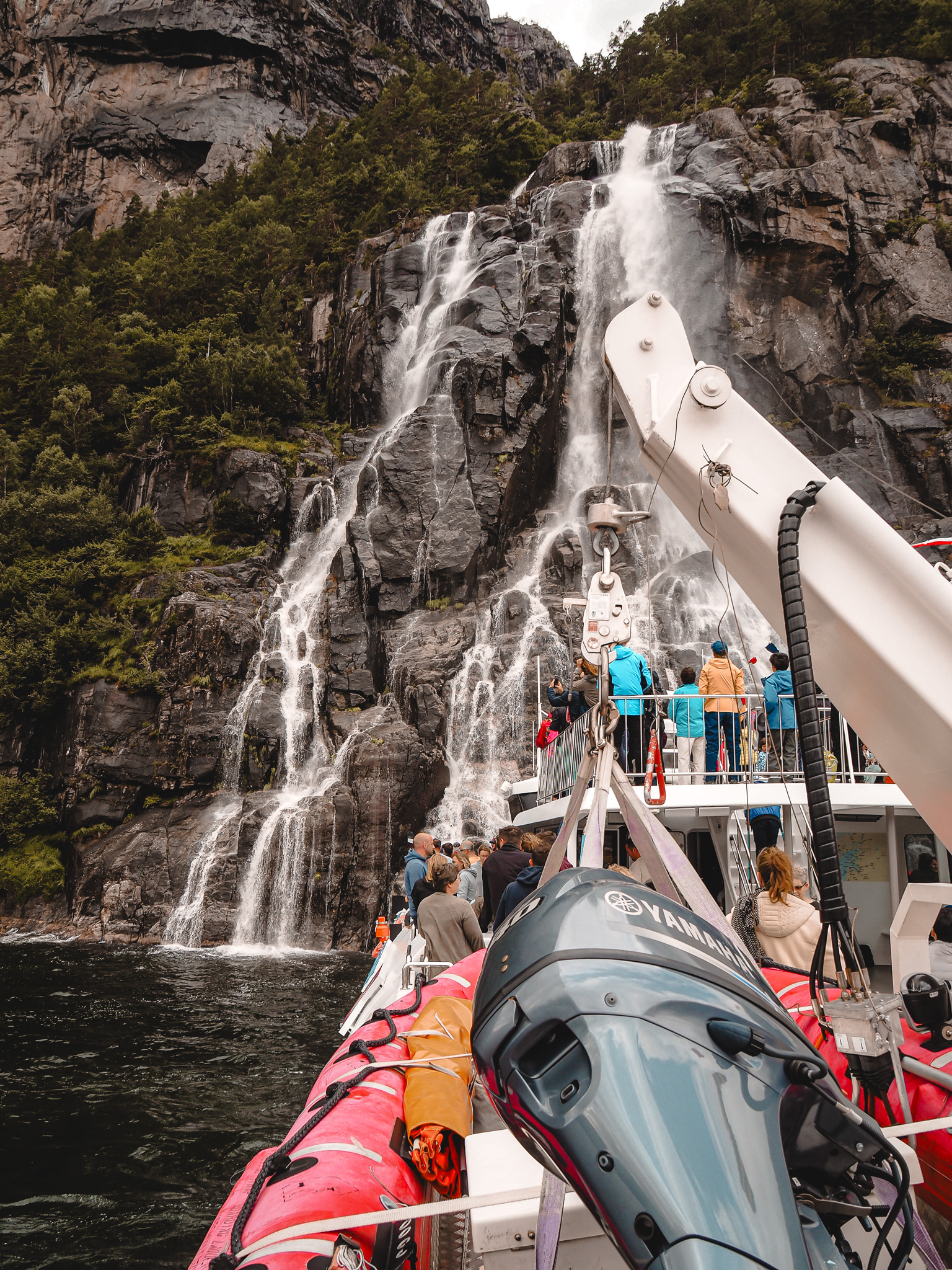 Hengjanefossen Bootsfahrt Stavanger Lysefjord