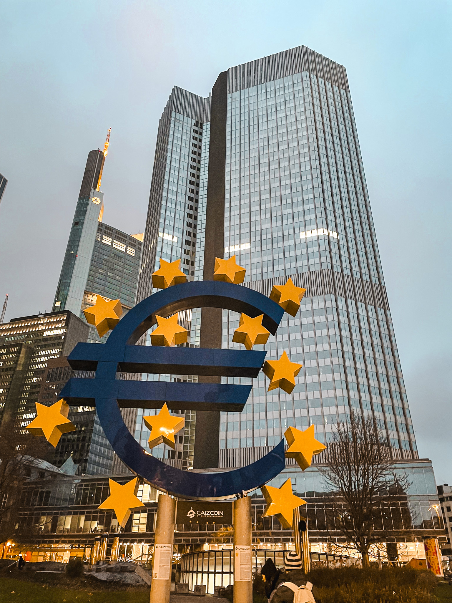 Euro-Skulptur am Willy-Brandt-Platz