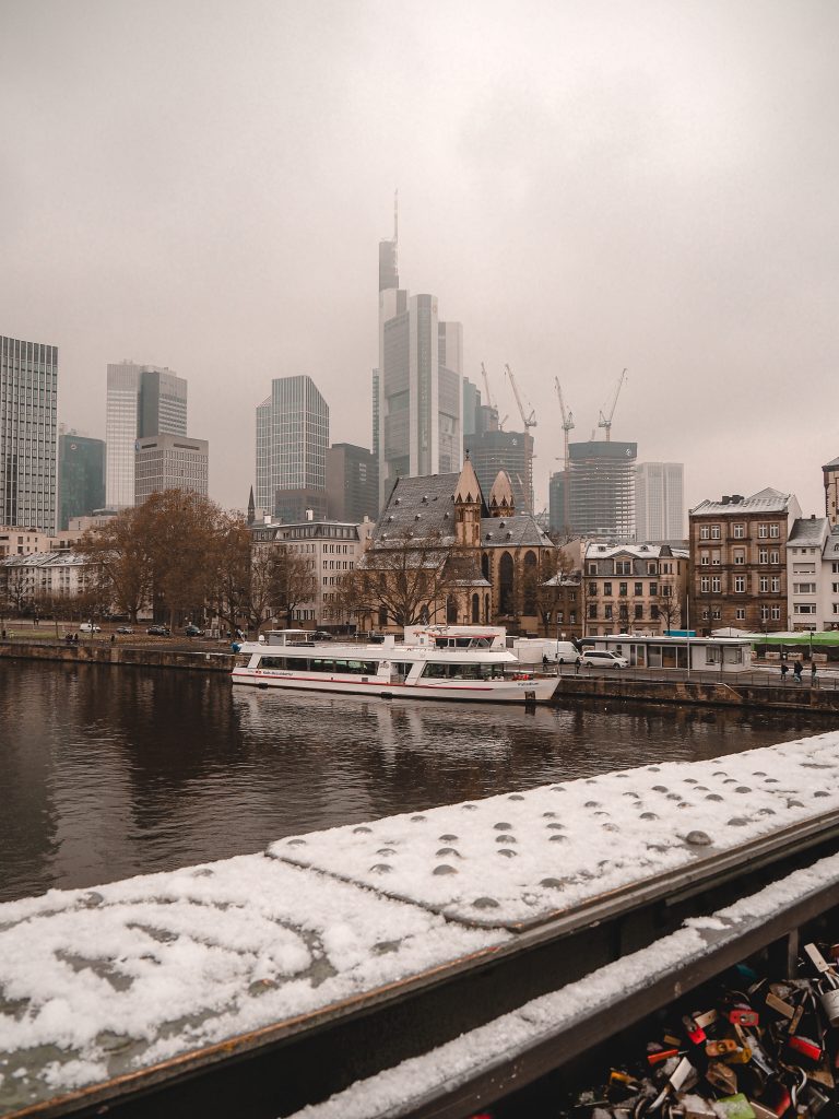 Frankfurt am Main Ausblick Eiserner Steg bei Schnee
