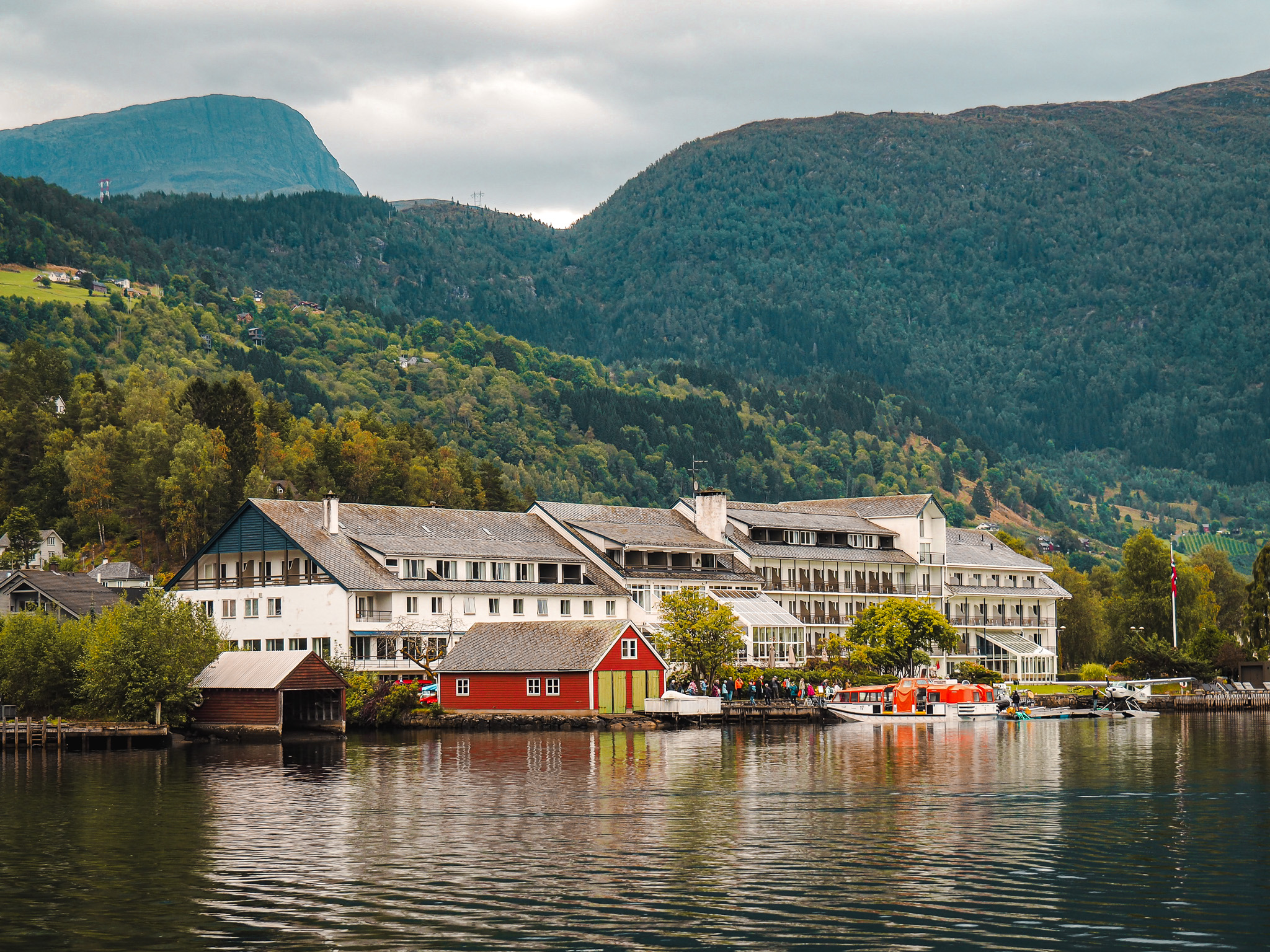 Brakanes Hotel Ulvik mit Tenderboot