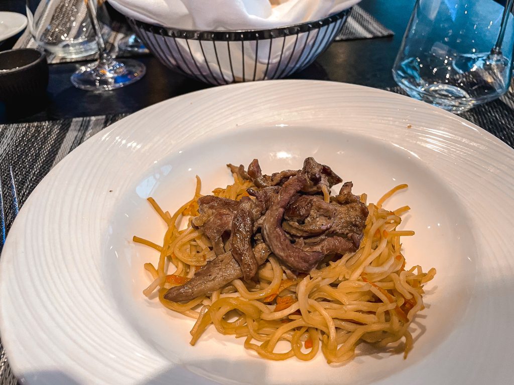 Gebratene Nudeln mit Ente im Fusion Restaurant Vasco da Gama