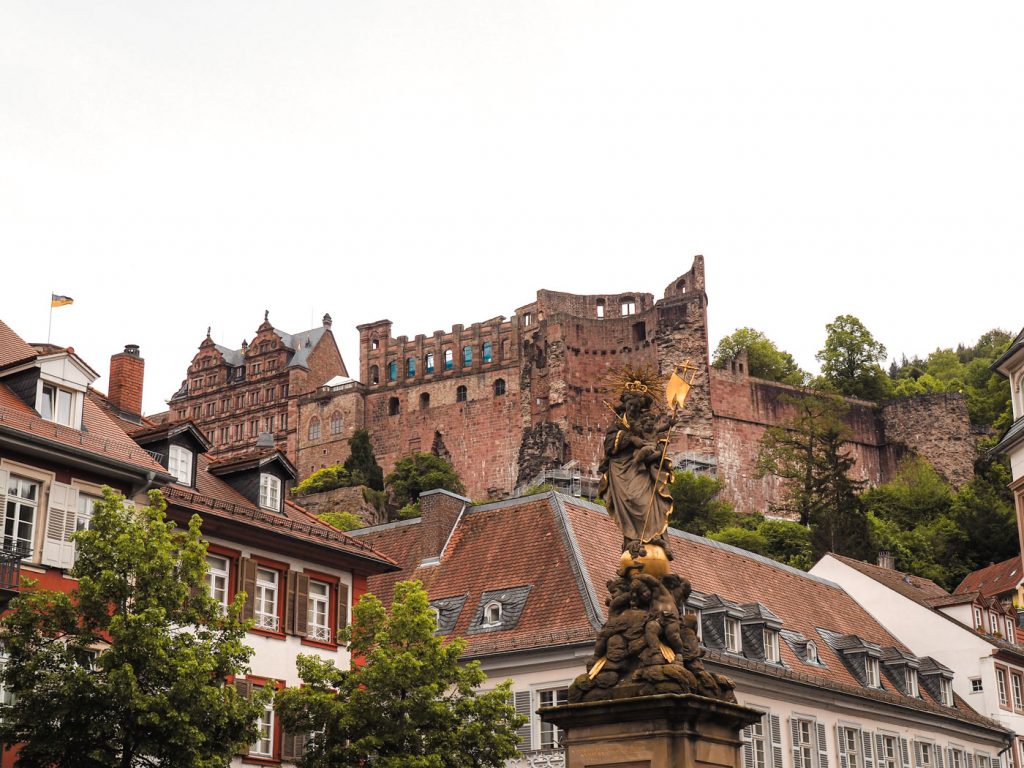 Blick auf das Schloss Heidelberg vom Kornmarkt