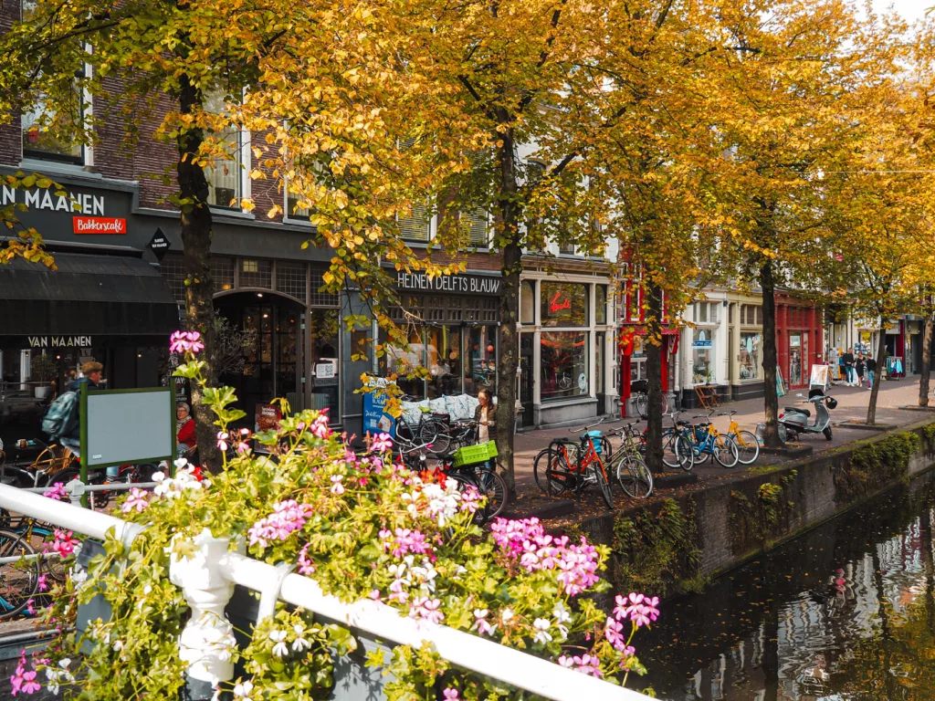 shoppen in delft grachten