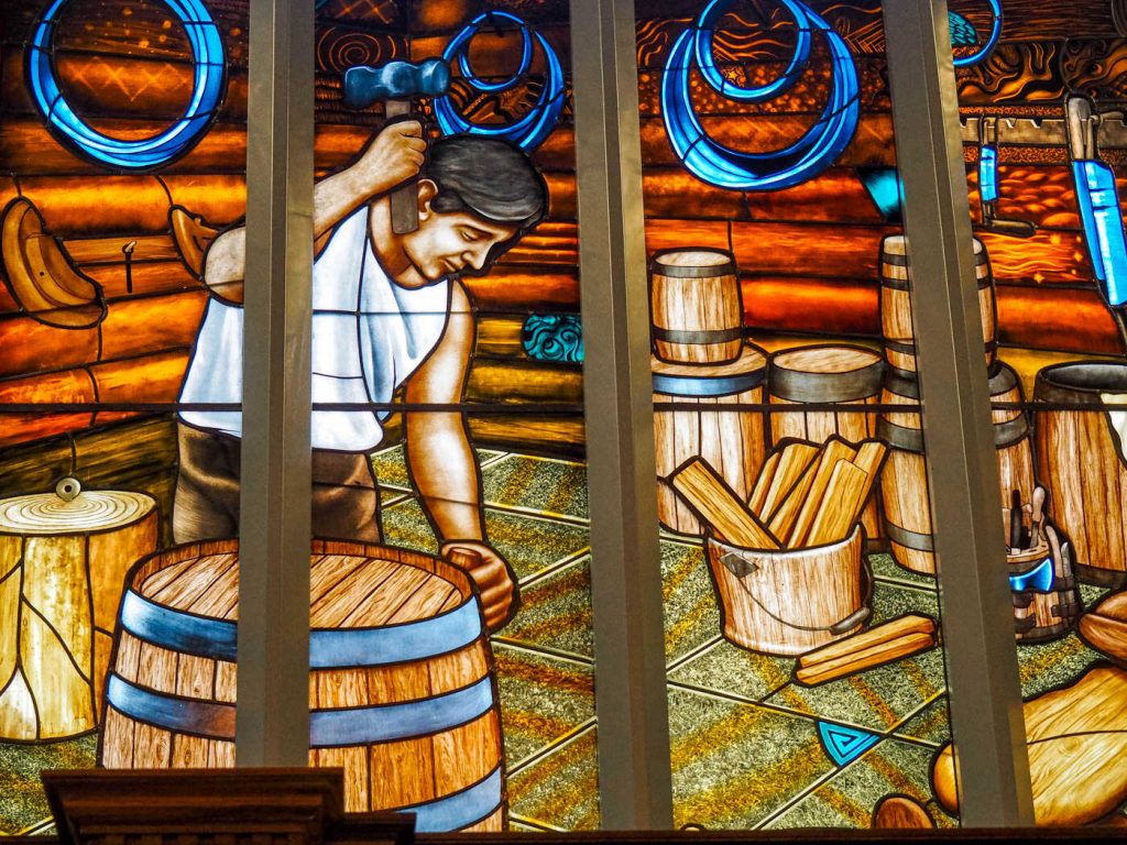 Pearse Lyons Distillery bunte Glasfenster