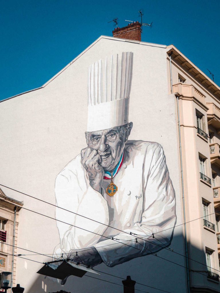 paul bocuse street art gegenüber les halles de lyon